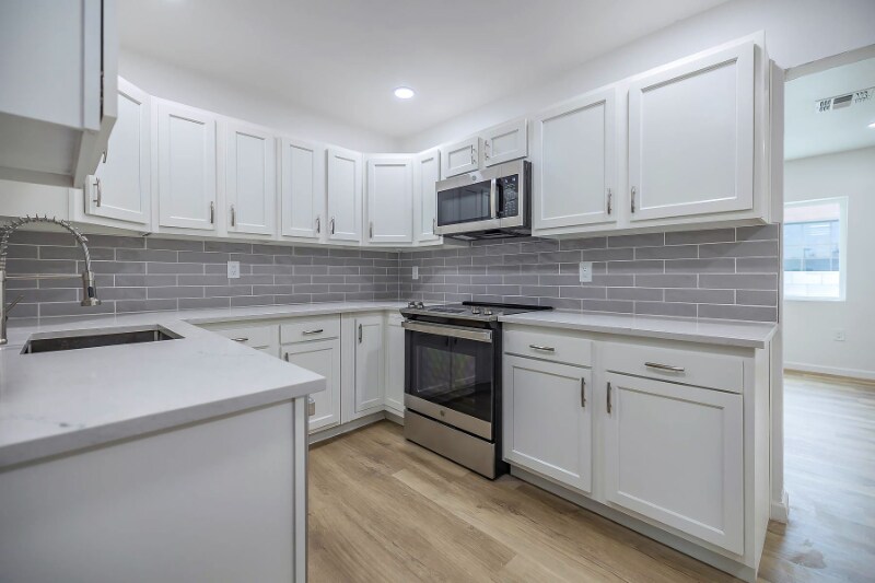 Building Photo - 948 E Waverly St