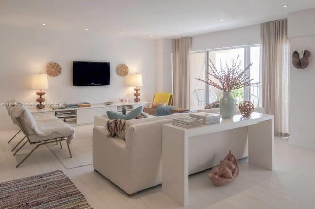 Building Photo - 1800 NE 114th St