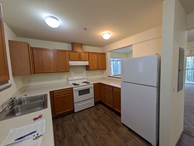 Building Photo - 2 Bed/1.5 Bath Apartment on Northwest Ave!