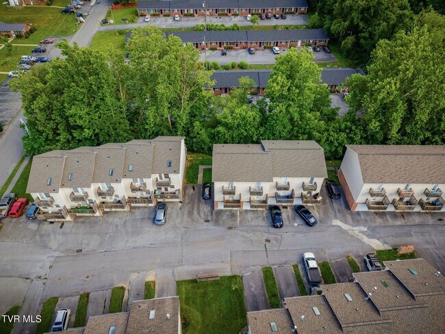 Building Photo - 2 Bdrm / 2.5 Bath, North JC - Minutes to ETSU, VA, JC Med Center