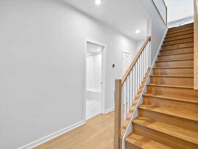 Building Photo - "Modern Living Awaits: Spacious 2-Bed, 2.5-Bath Townhouse in the Heart of McLean!"