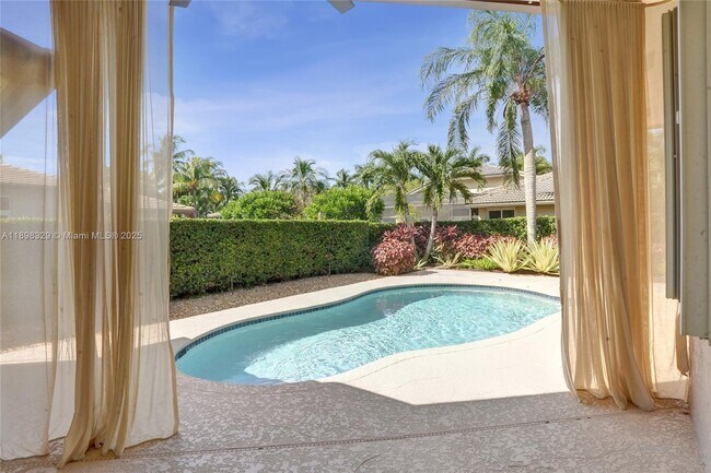 Building Photo - 2553 Jardin Manor