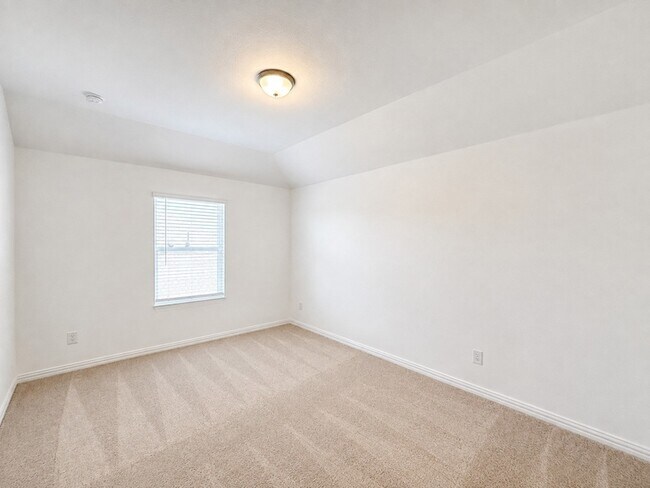 Building Photo - 715 Roanoke Dr