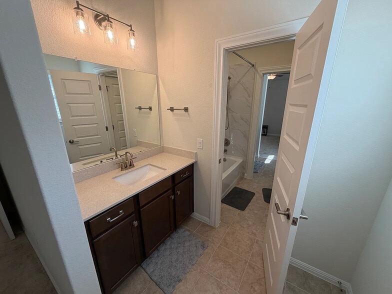 Building Photo - Room in House on Regatta Trl