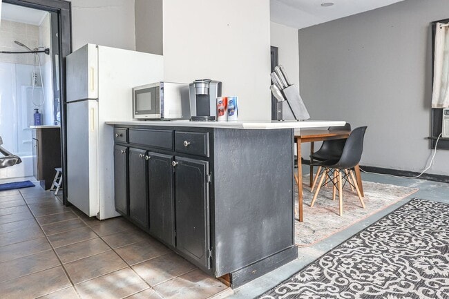 Building Photo - Fully Furnished Apartment in Historic Tracy Park