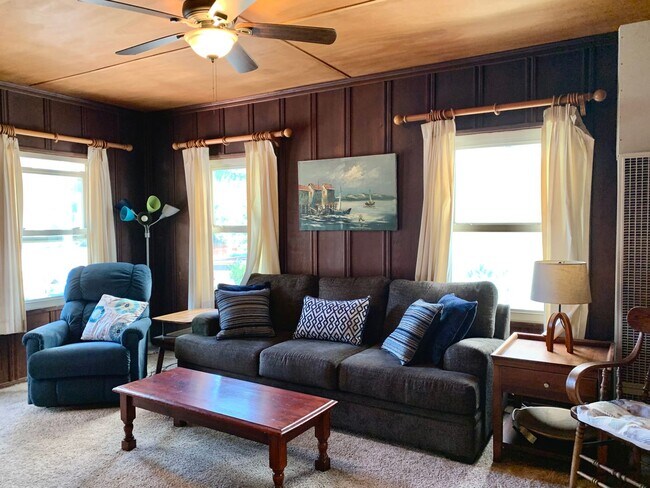 Building Photo - MISSION BEACH COTTAGE 2BD/1BA - FULLY FURN...