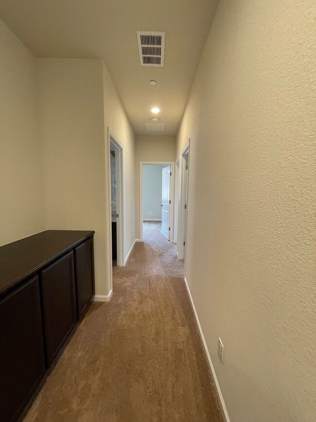 Building Photo - 3845 Lookout Dr
