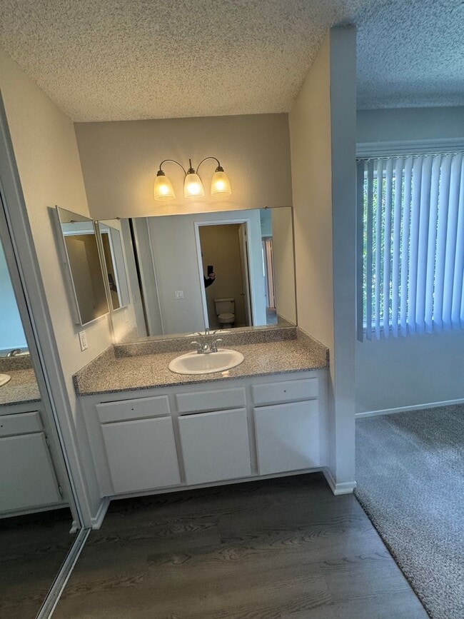 Building Photo - 3 Bed + 1.5 Bath Townhouse