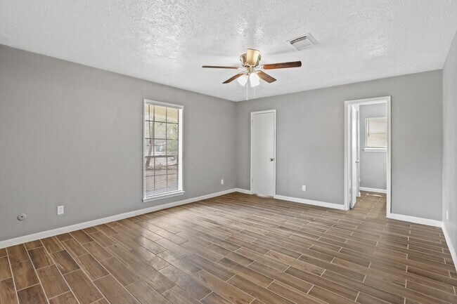 Building Photo - 626 Rosewood Dr