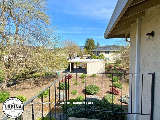 Building Photo - 2 Bedroom Upper Level Condo in Prime Rohne...