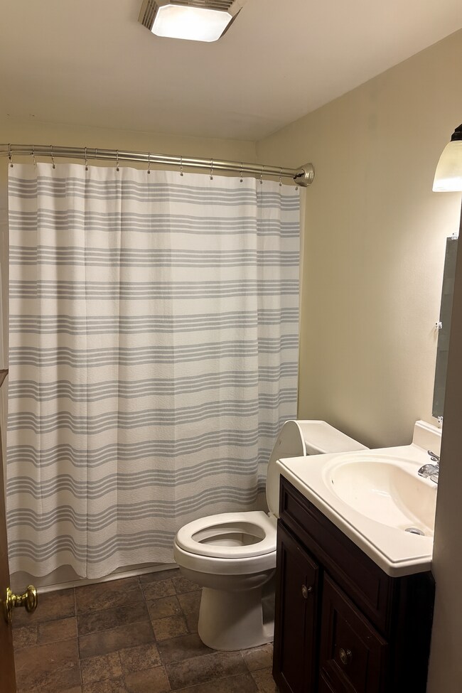 Full bathroom - 4 Poland Rd