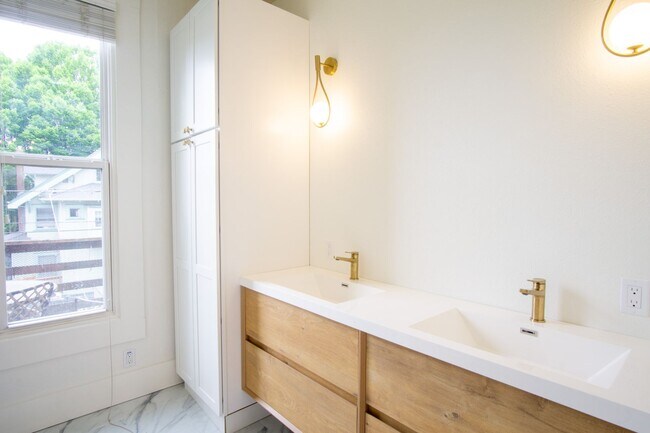 Building Photo - Gorgeous & Luxurious Remodeled Top-Floor T...