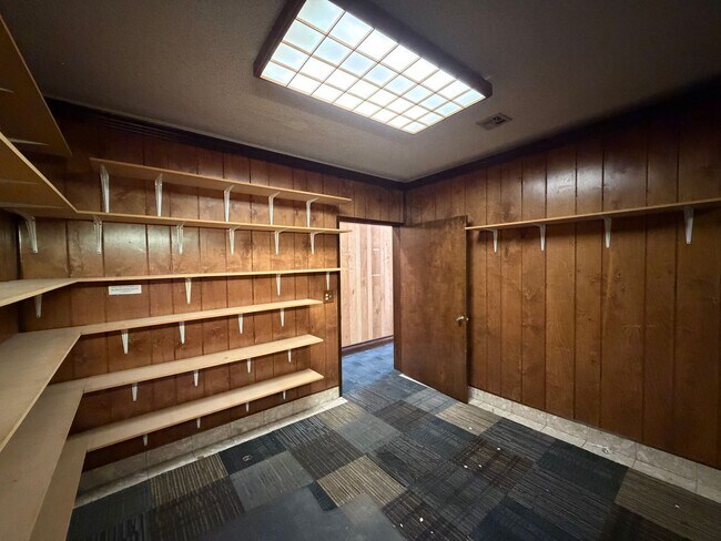 Building Photo - 3BEDROOM 1 BATHROOM COMMERCIAL PROPERTY