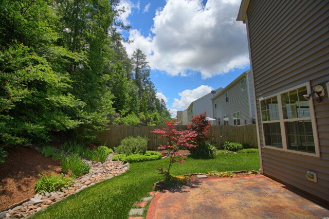 Building Photo - Gorgeous 3 bedroom, 2.5 bath house close to Brier Creek