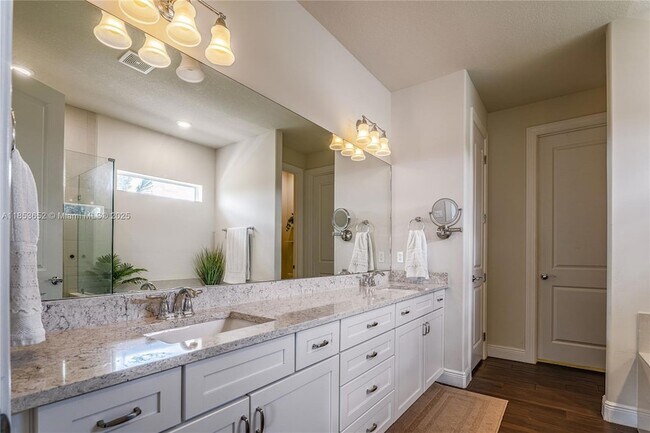 Building Photo - 4658 Greenway Dr