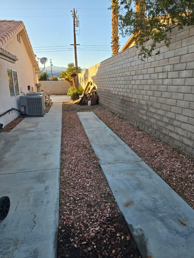 Building Photo - 9673 Vista Del Valle