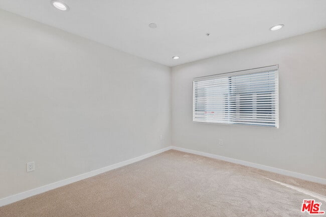 Building Photo - 10 N Primrose Ave