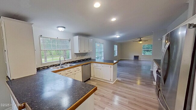 Building Photo - 20 Deer Ridge Dr W