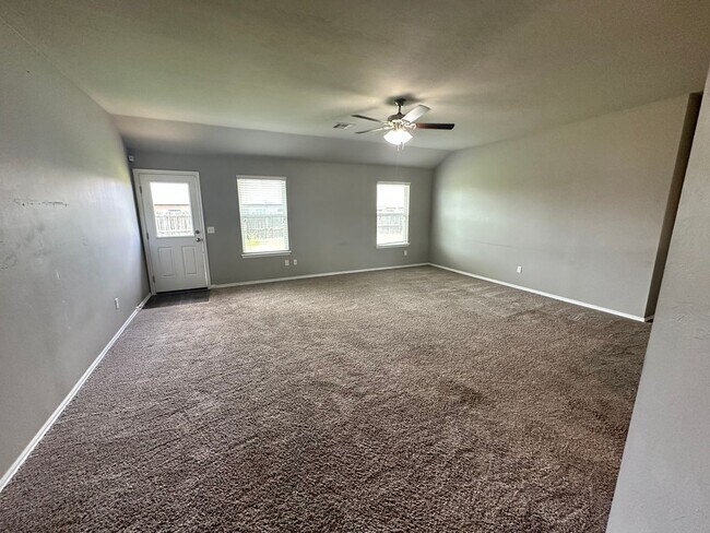 Building Photo - 3 bed 2 bath in Mustang- Move in Special!
