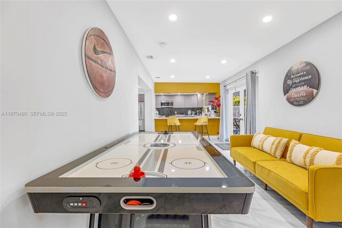 Building Photo - 6600 NE 20th Way