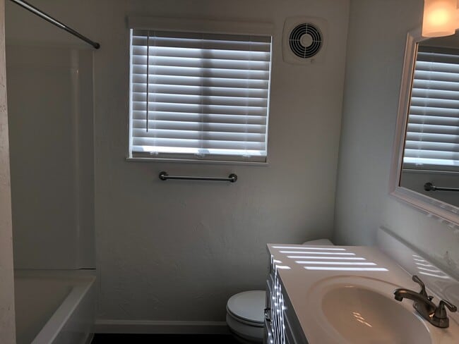 Building Photo - Updated 3 bedroom 1.5 bath duplex!