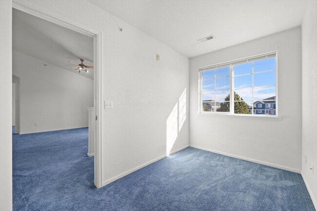 Building Photo - Beautiful 2 Bed 2 Bath Condo near Parkfield Lake Park!