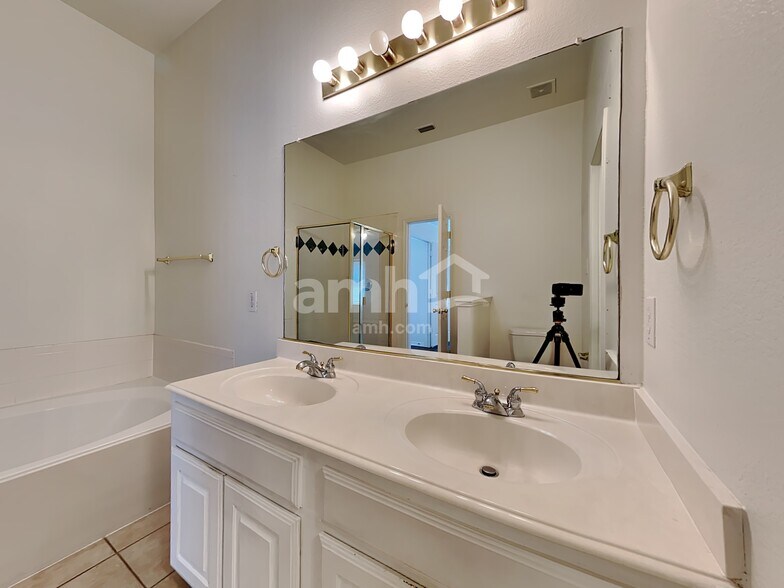 Building Photo - 2923 Tanglebrook Dr