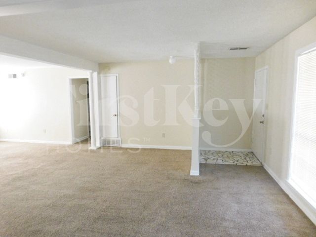 Building Photo - 3034 Oak Allee St