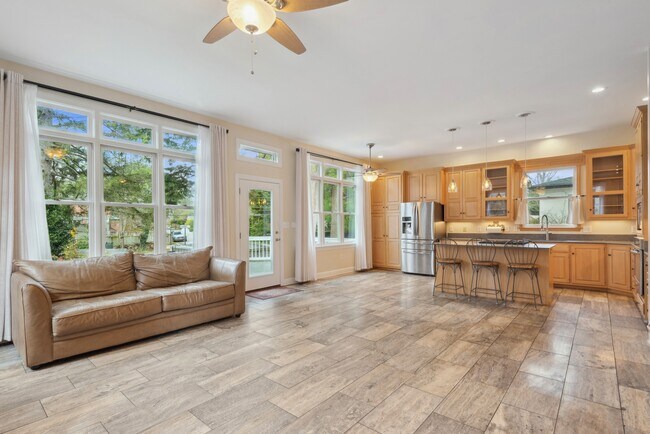 Building Photo - 317 W College Terrace