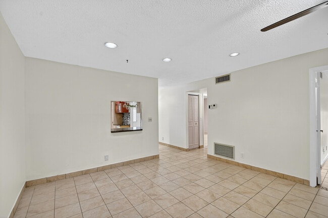 Building Photo - 638 Marlboro Oval