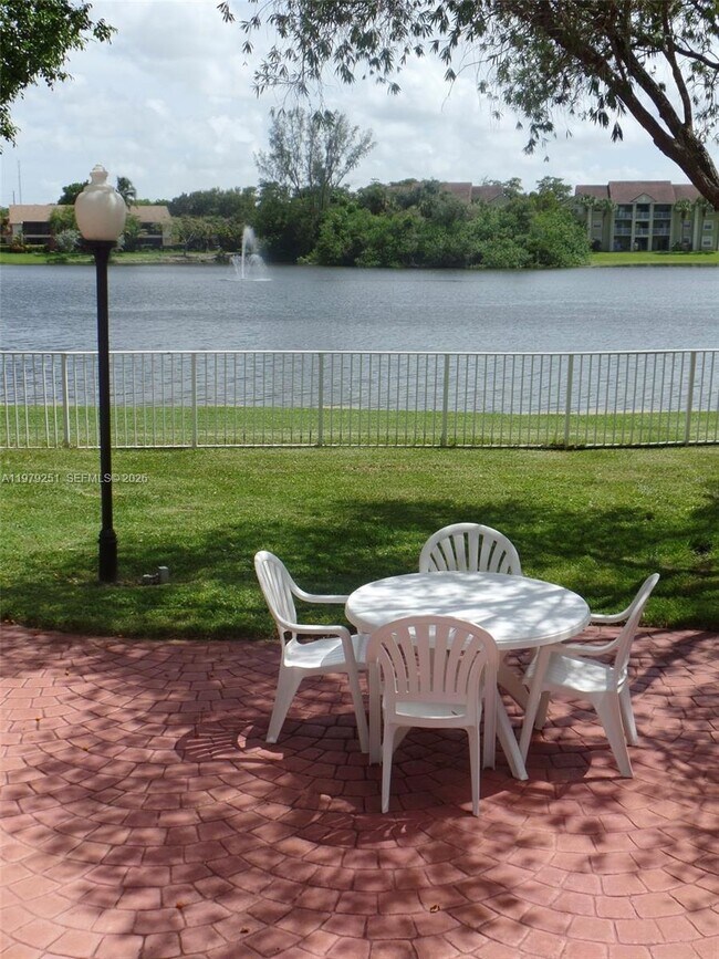 Building Photo - 2831 N Oakland Forest Dr