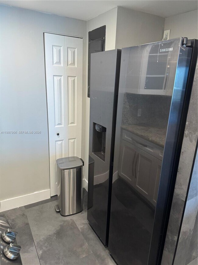 Building Photo - 1717 N Bayshore Dr