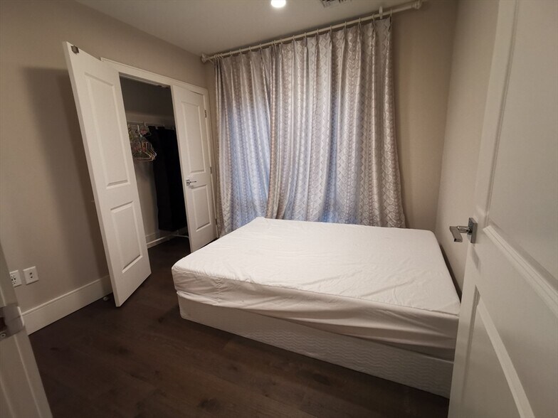 Building Photo - 214 Market St