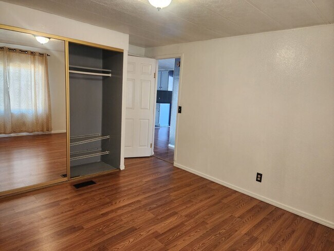 Building Photo - Beautiful 3 Bedroom with additonal 4th bedroom! Larg fenced front & backyard!!