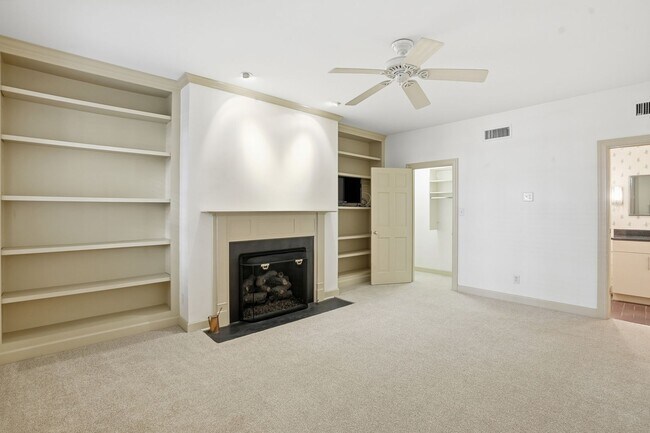 Building Photo - 3 BED | 4 BATH | TWO CAR GARAGE | HISTORIC DISTRICT TOWNHOME