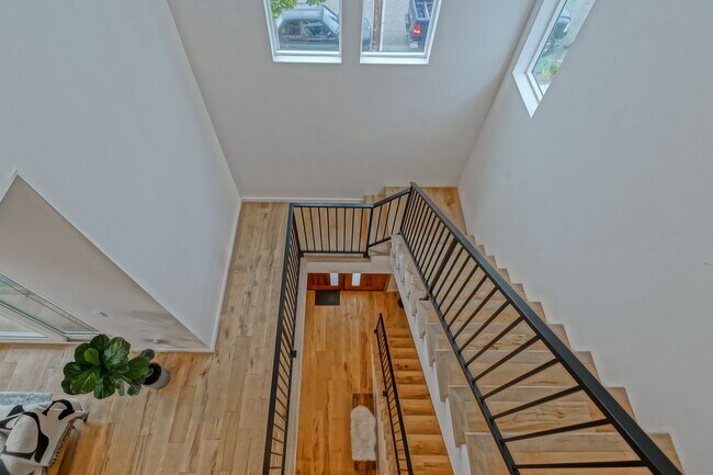 Building Photo - Custom, Modern & Spacious Tri-Level Home w...