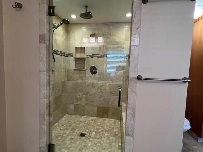 Building Photo - Gorgeous Lakeridge Shores Home Available Now