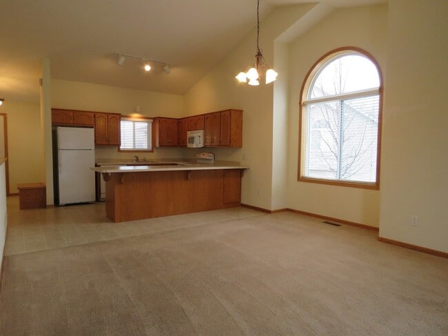 Building Photo - Exceptional END unit RAMBLER style town ho...