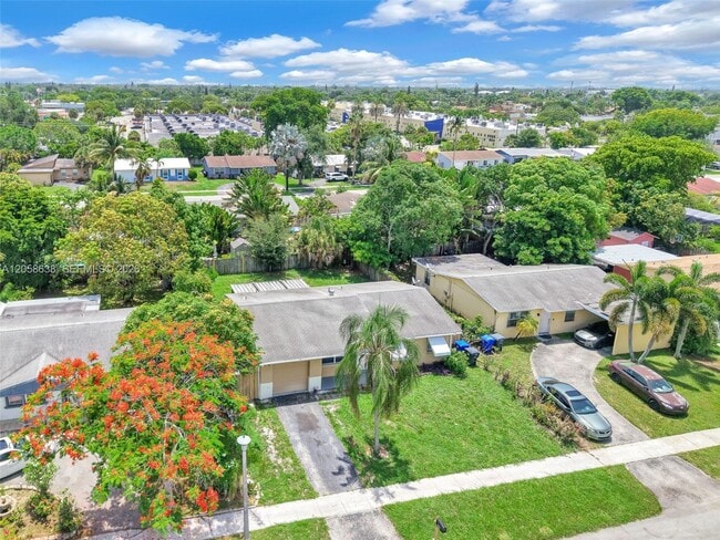 Building Photo - 304 SW 77th Ave
