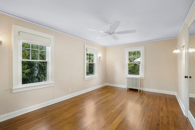 Building Photo - 467 Pelhamdale Ave