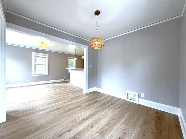 Building Photo - 323 N 59th St