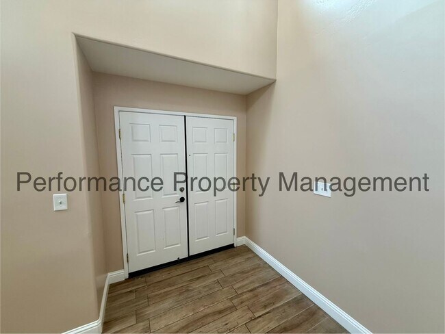 Building Photo - Spacious 5 Bed/3 Bath + Office in SW Bakersfield w/ RBP & $0 Deposit Option