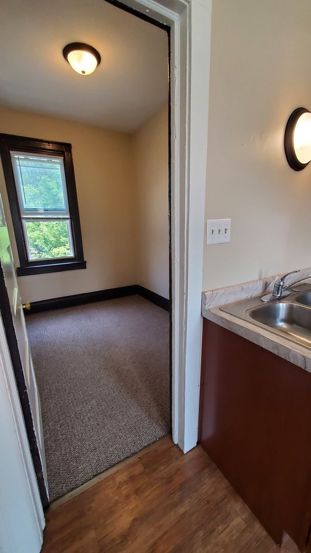 Building Photo - Remodeled & Spacious 4 Bedroom Lower Duplex in Walker's Point!