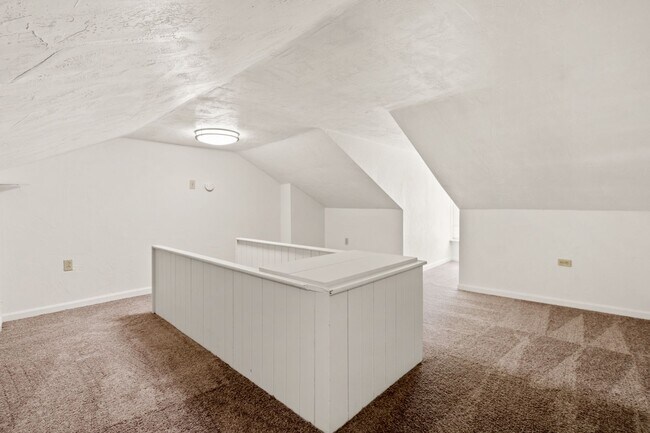 Building Photo - Stunning 3 bedroom home in South Side avai...