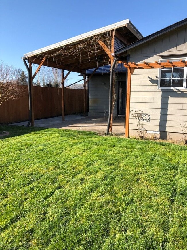Building Photo - Perfect 3 bedroom/1 bath Home in Downtown ...