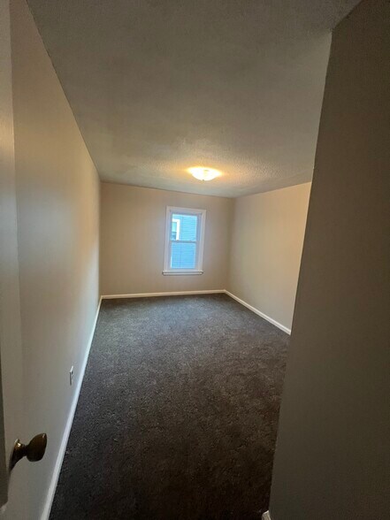 Building Photo - 1550 W 45th St