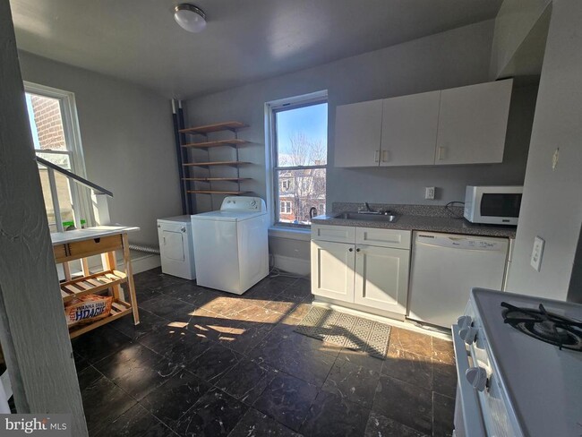 Building Photo - 212 S 45th St
