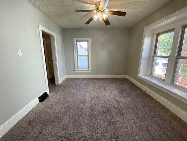 Building Photo - Spacious 3-Bed, 1.5-Bath—Covered Porch & E...