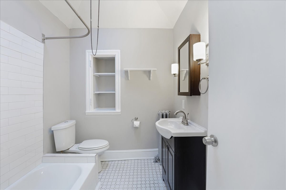 Upstairs Bathroom - 5703 Willows Ave