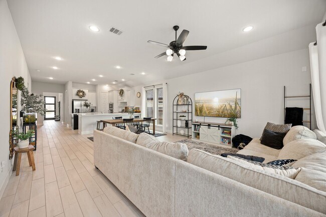 Building Photo - 8711 Hbr Pnes Dr